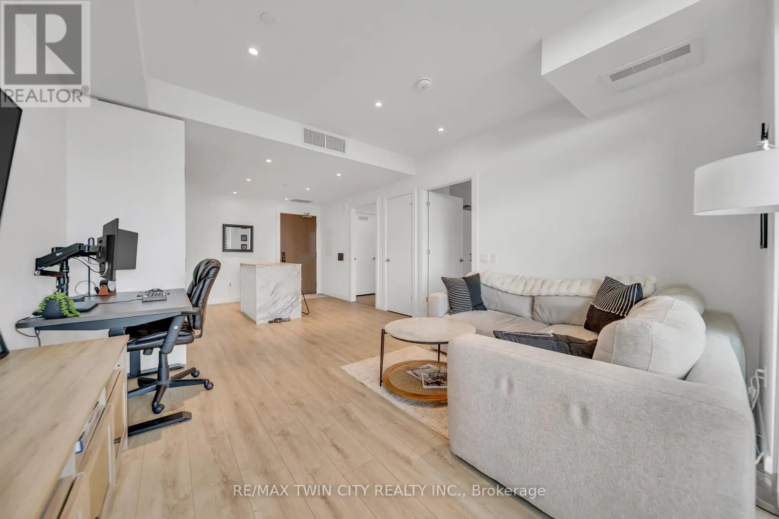 906 - 741 KING STREET W