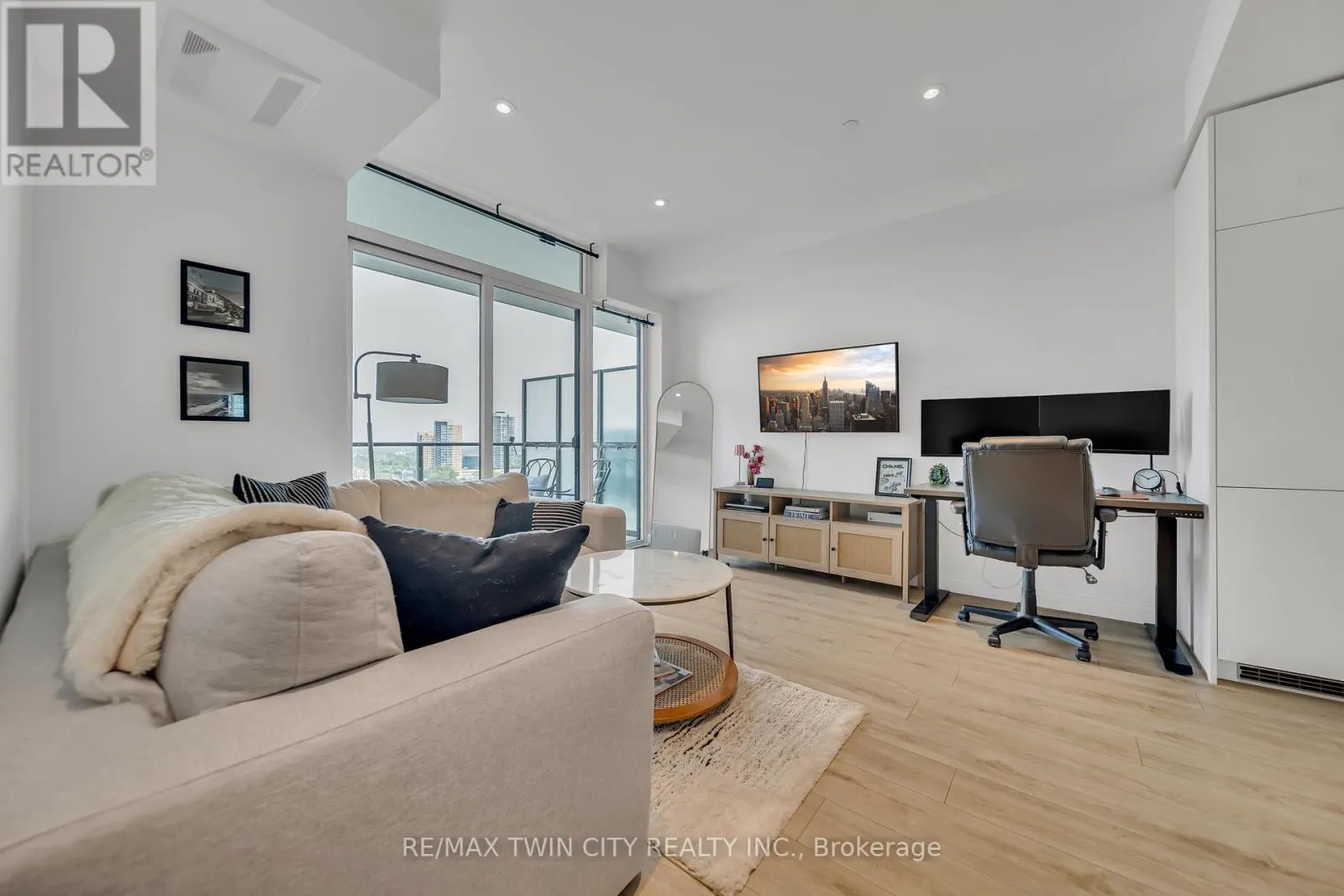 906 - 741 KING STREET W