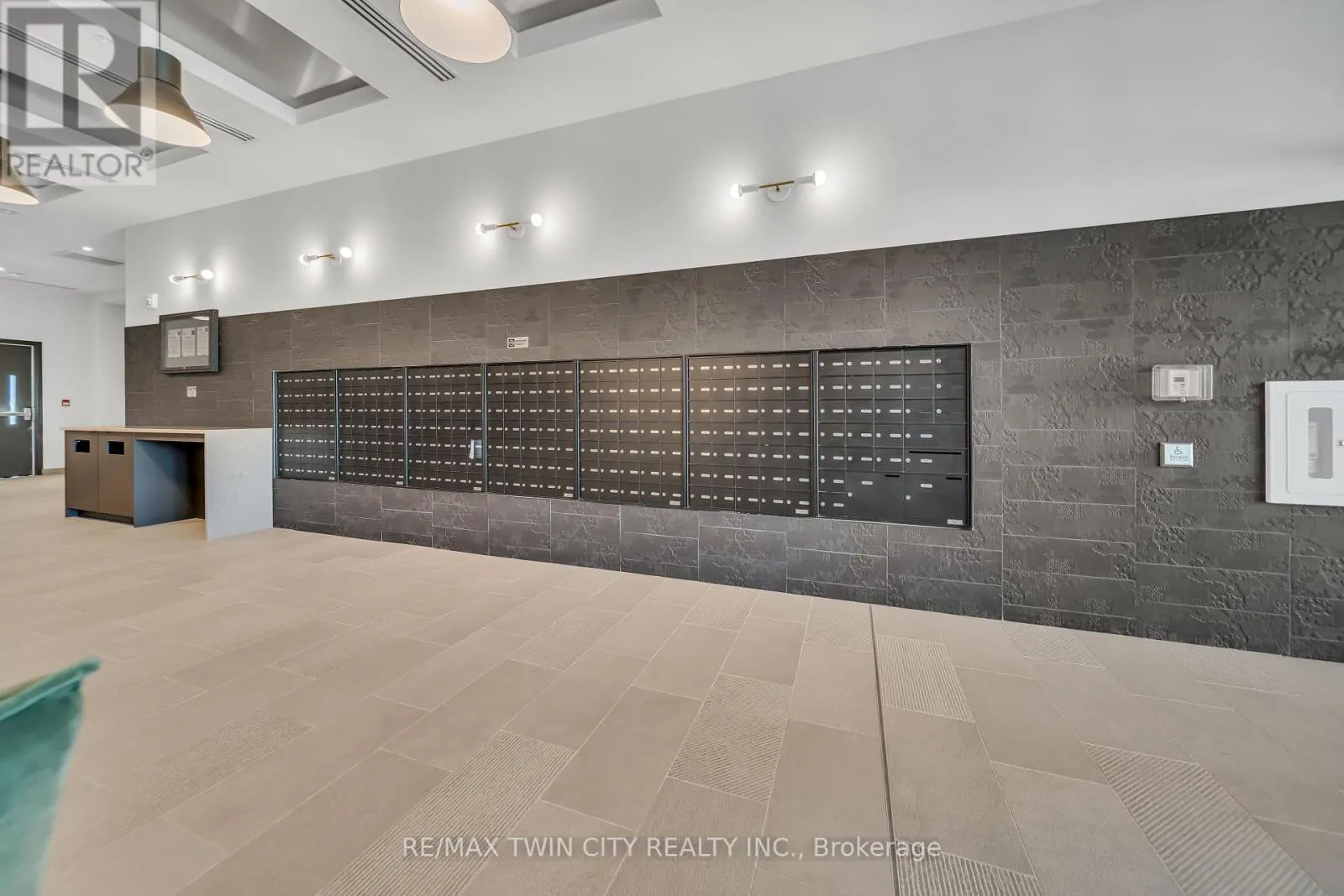 906 - 741 KING STREET W
