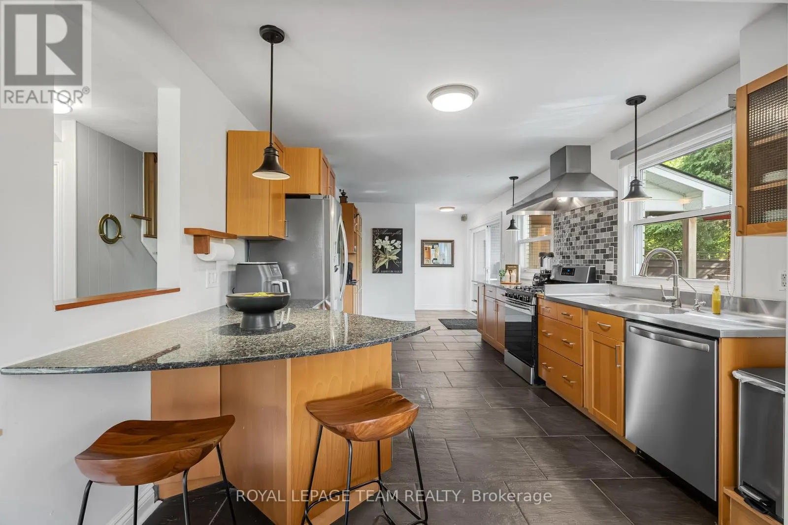 37 PROMENADE AVENUE