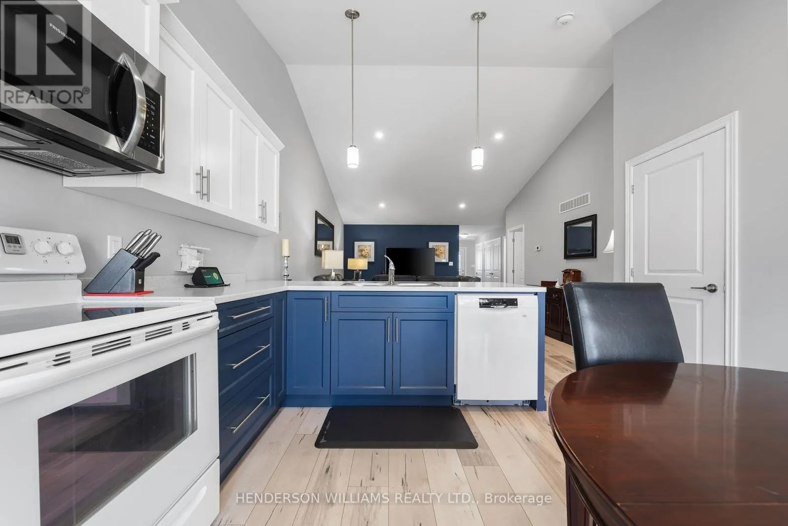 84 FARRINGTON CRESCENT