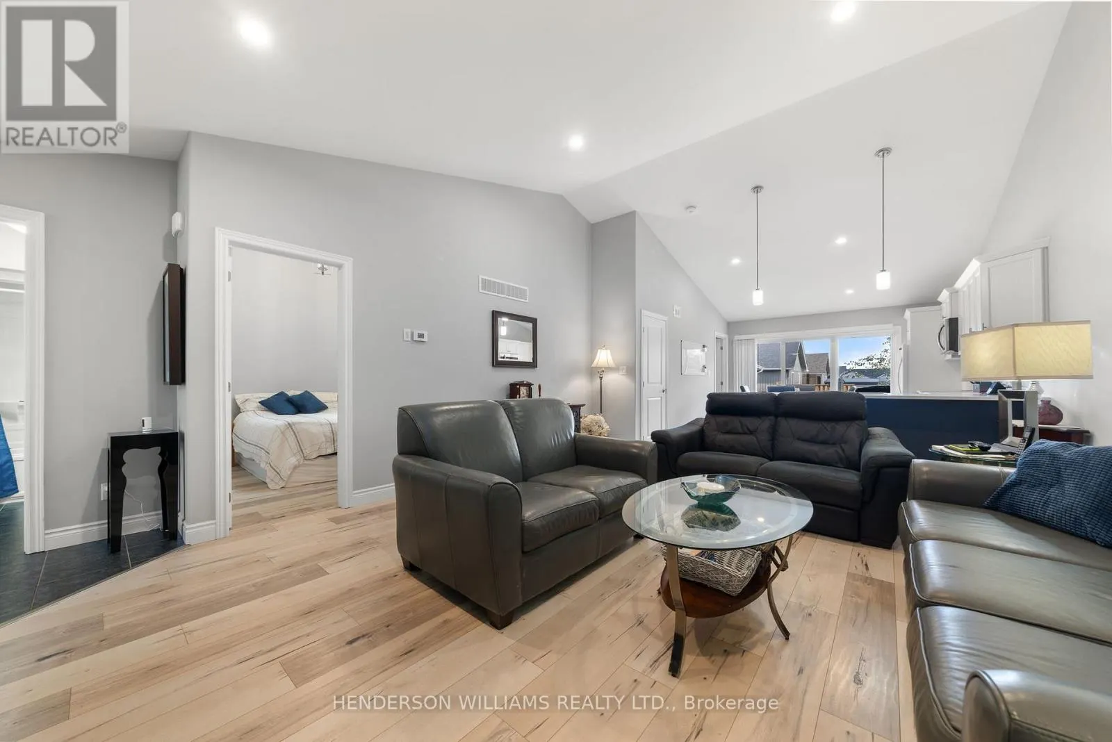 84 FARRINGTON CRESCENT