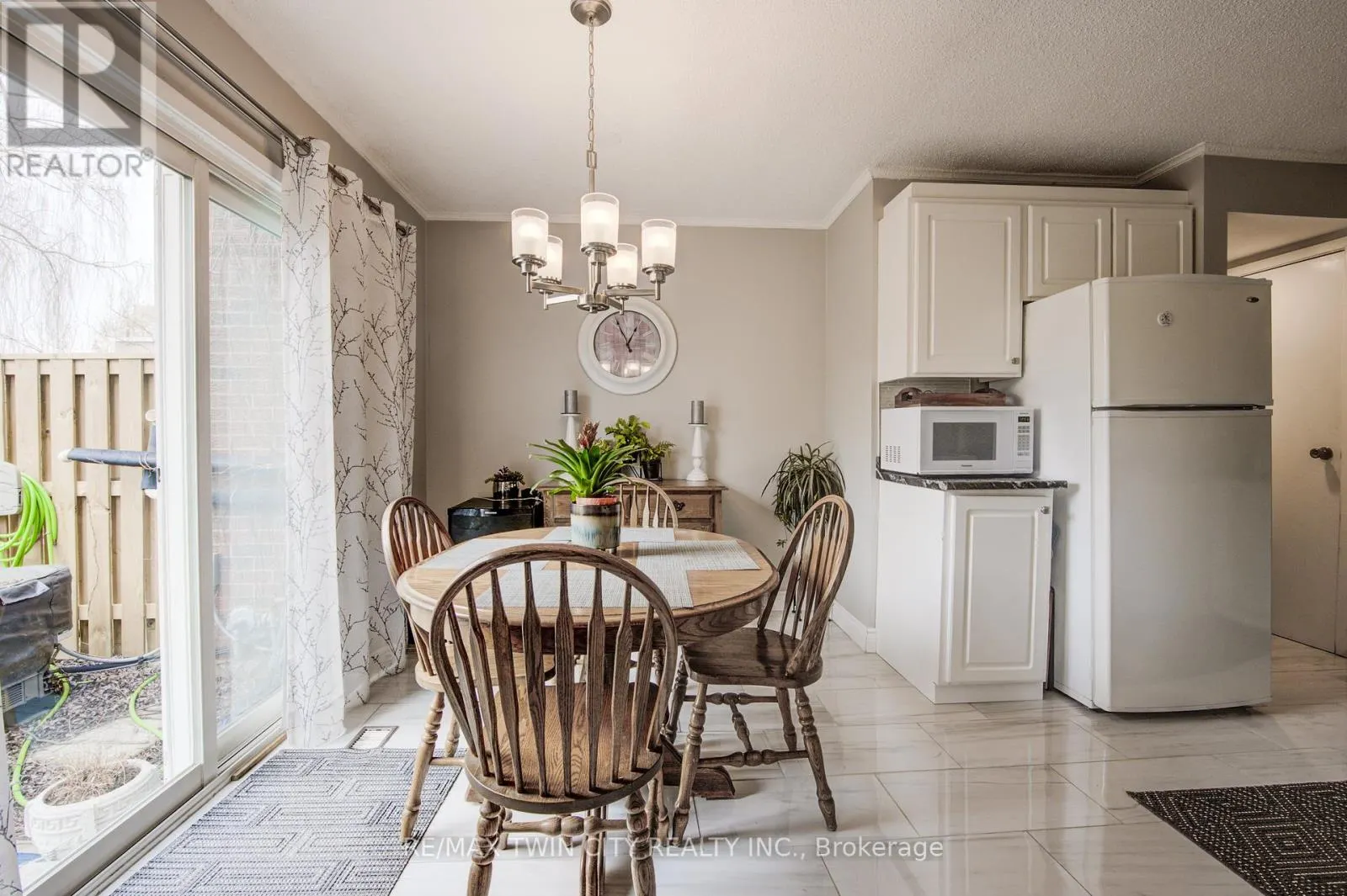 43 - 121 UNIVERSITY AVENUE E