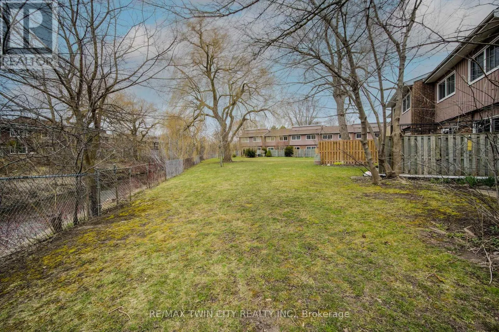 43 - 121 UNIVERSITY AVENUE E