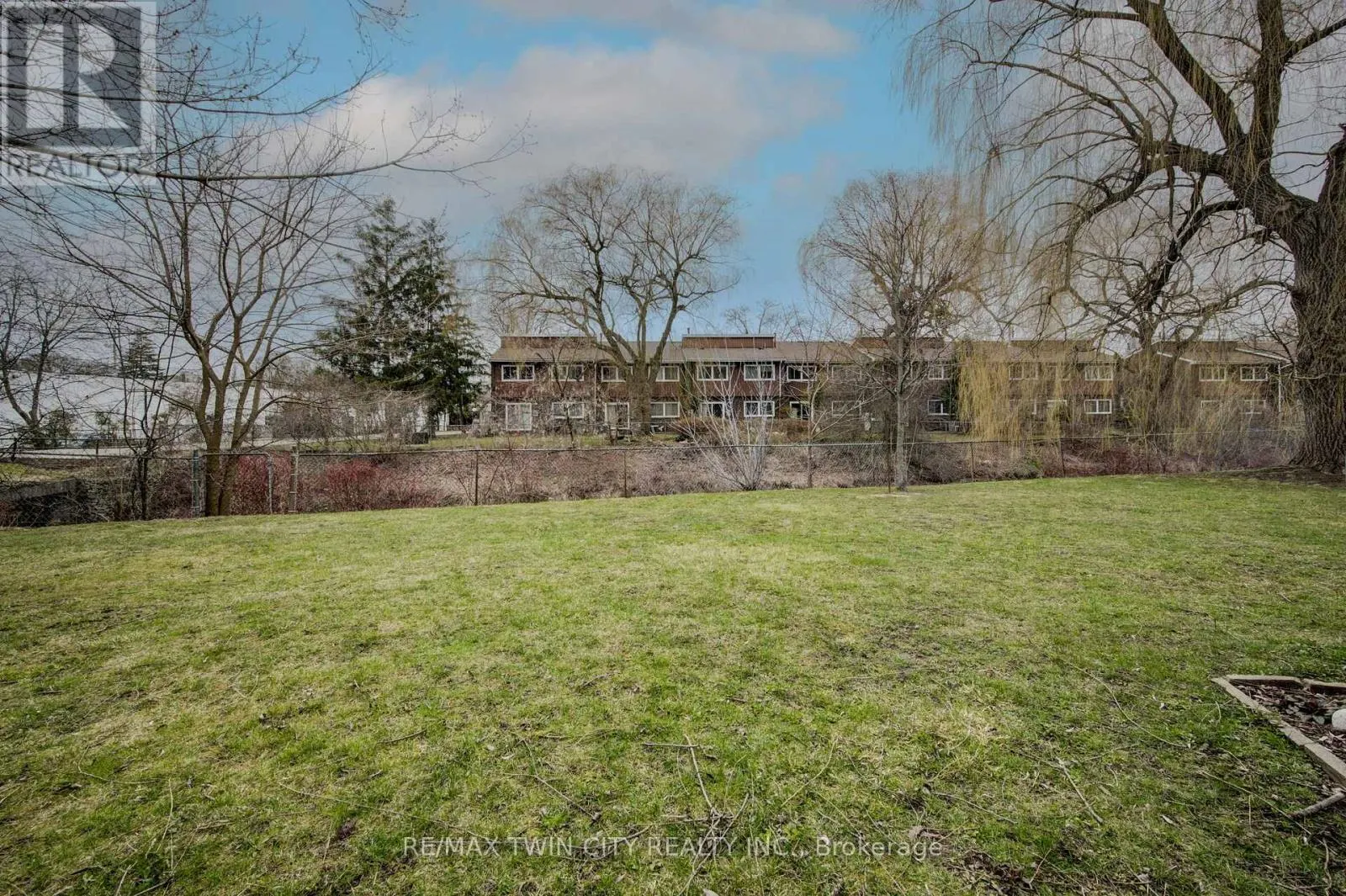 43 - 121 UNIVERSITY AVENUE E