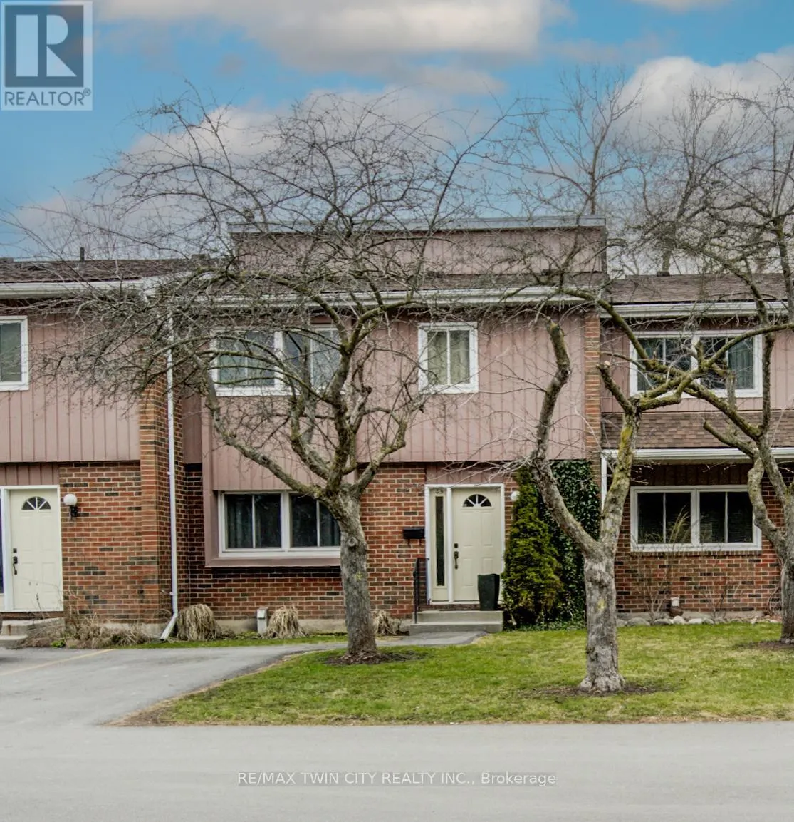43 - 121 UNIVERSITY AVENUE E