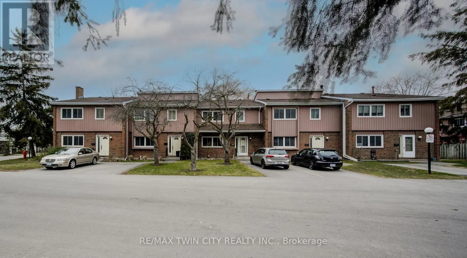 43 - 121 UNIVERSITY AVENUE E