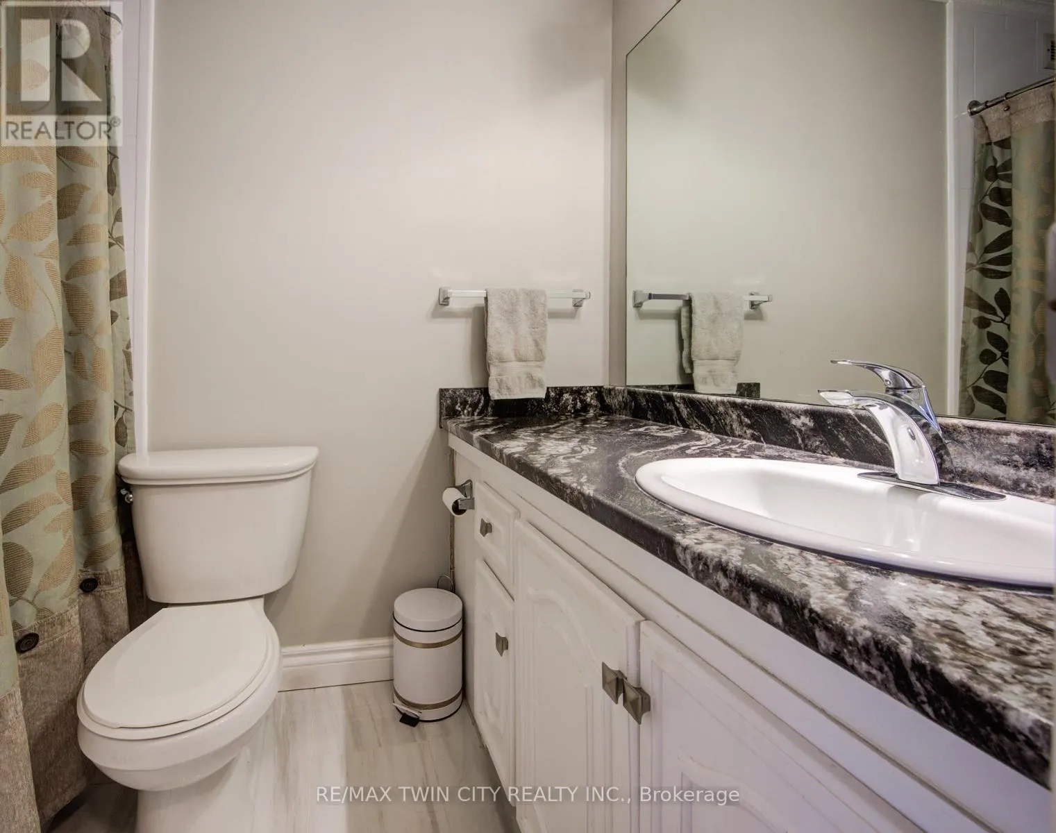 43 - 121 UNIVERSITY AVENUE E