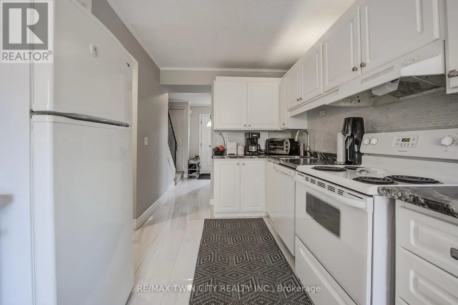 43 - 121 UNIVERSITY AVENUE E