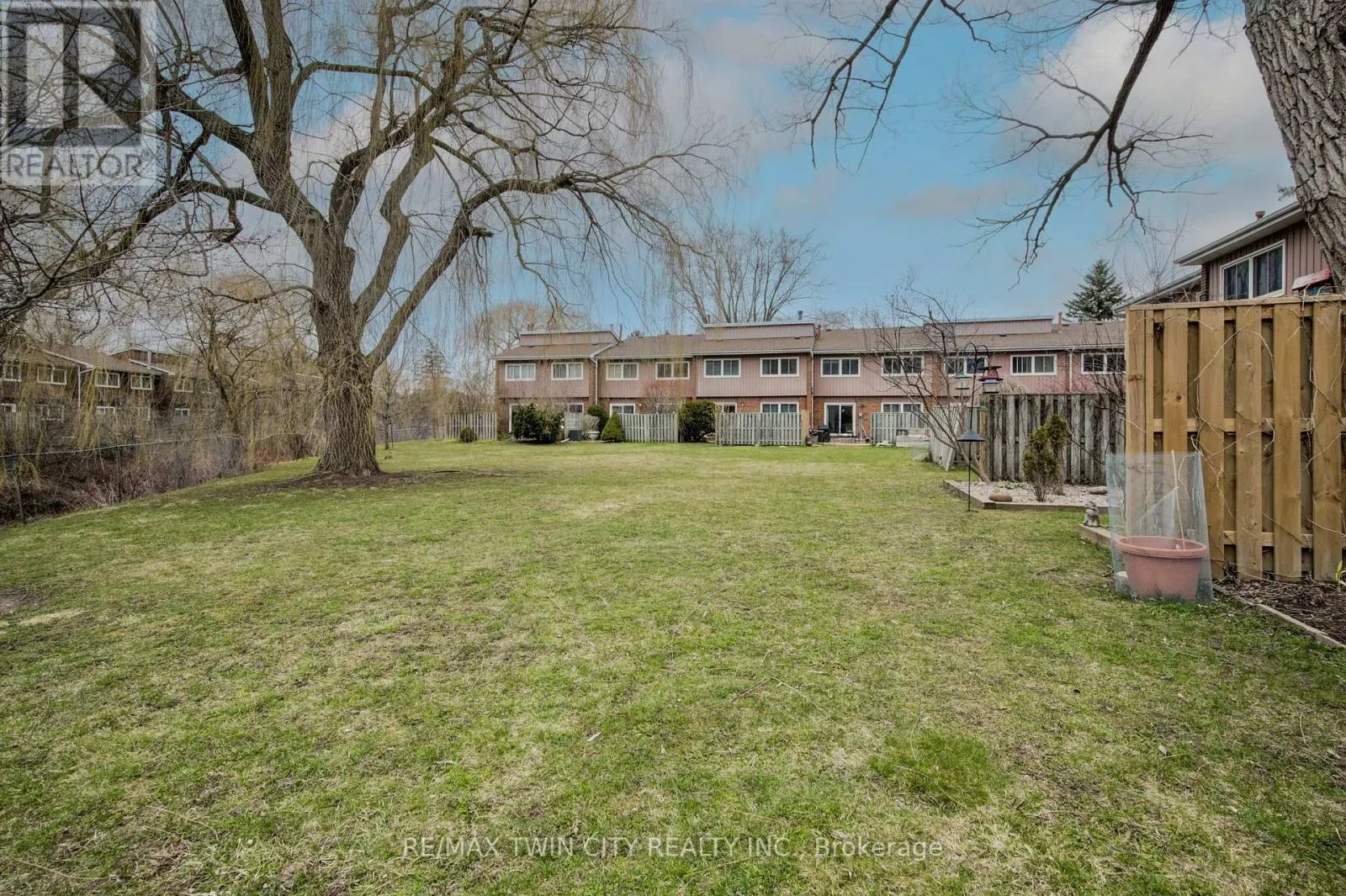 43 - 121 UNIVERSITY AVENUE E