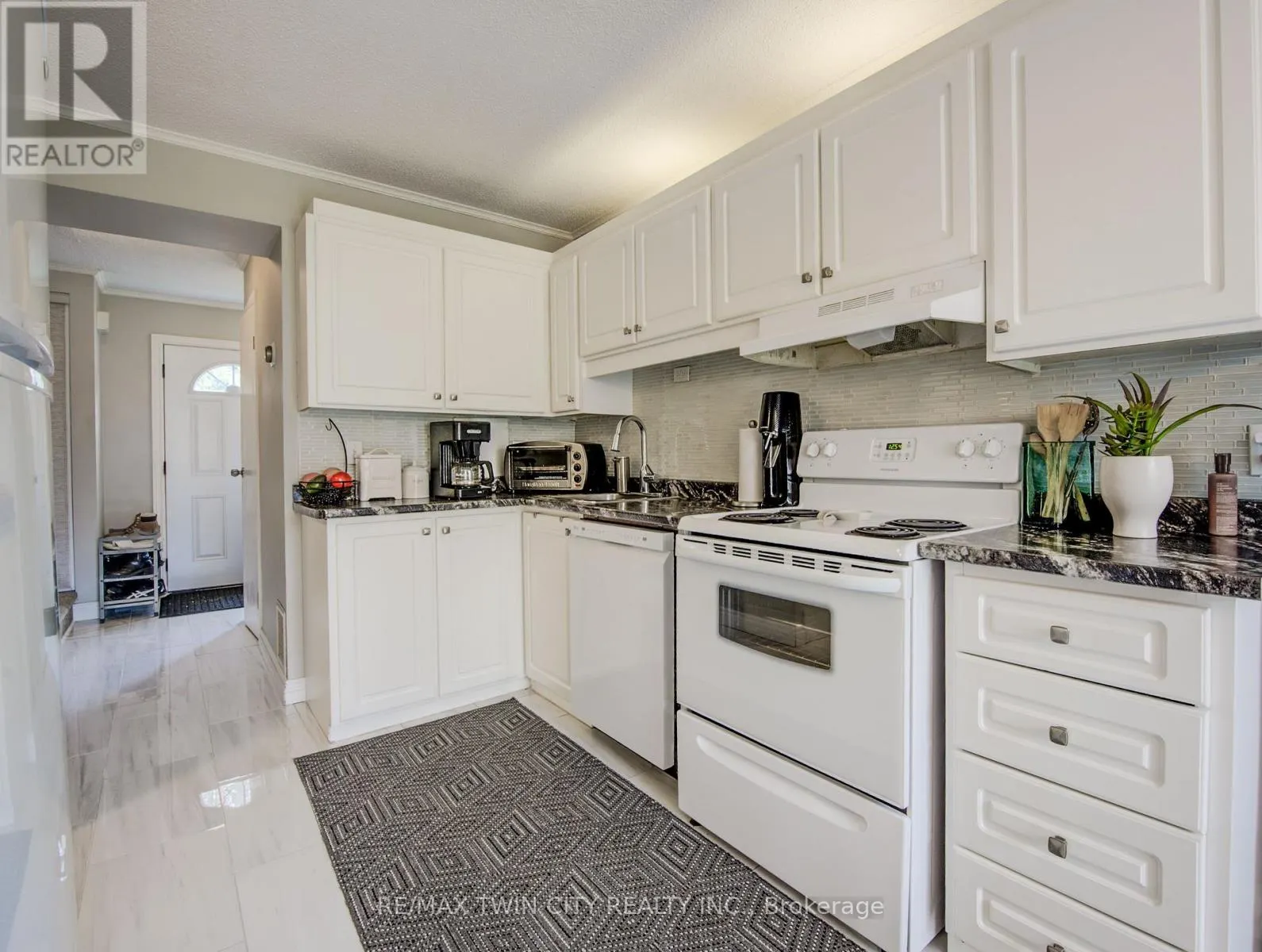 43 - 121 UNIVERSITY AVENUE E