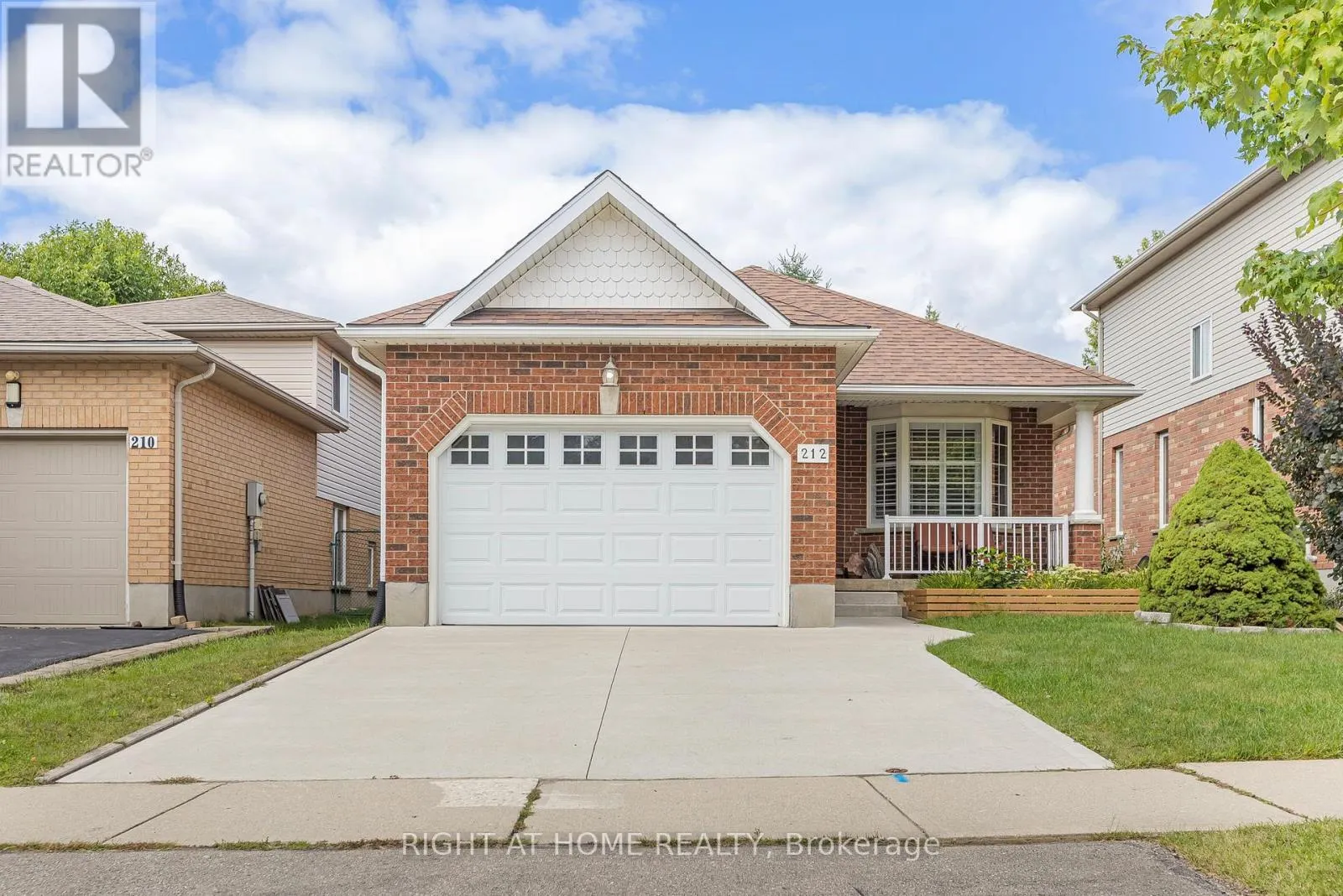 212 HOLBEACH CRESCENT