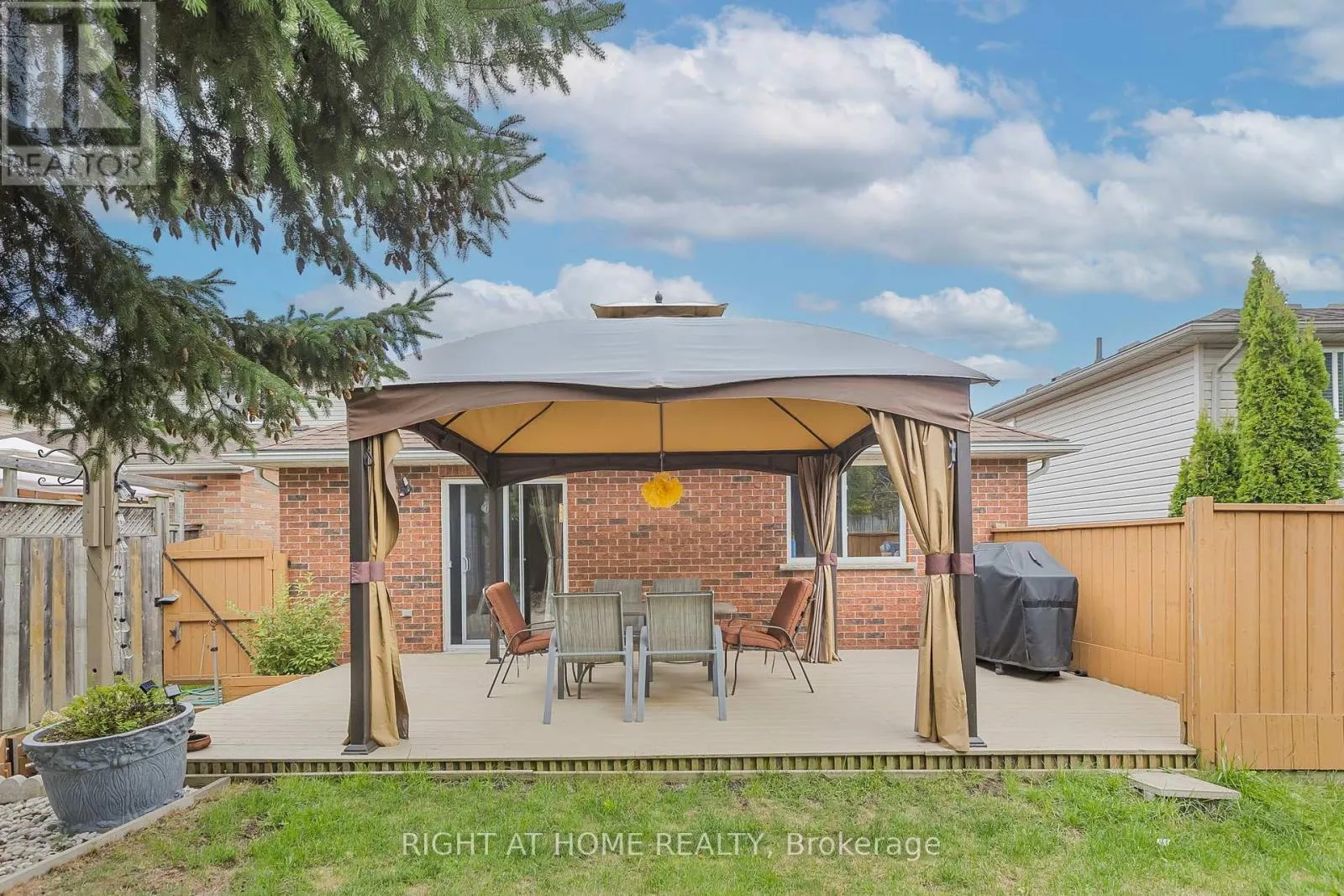 212 HOLBEACH CRESCENT