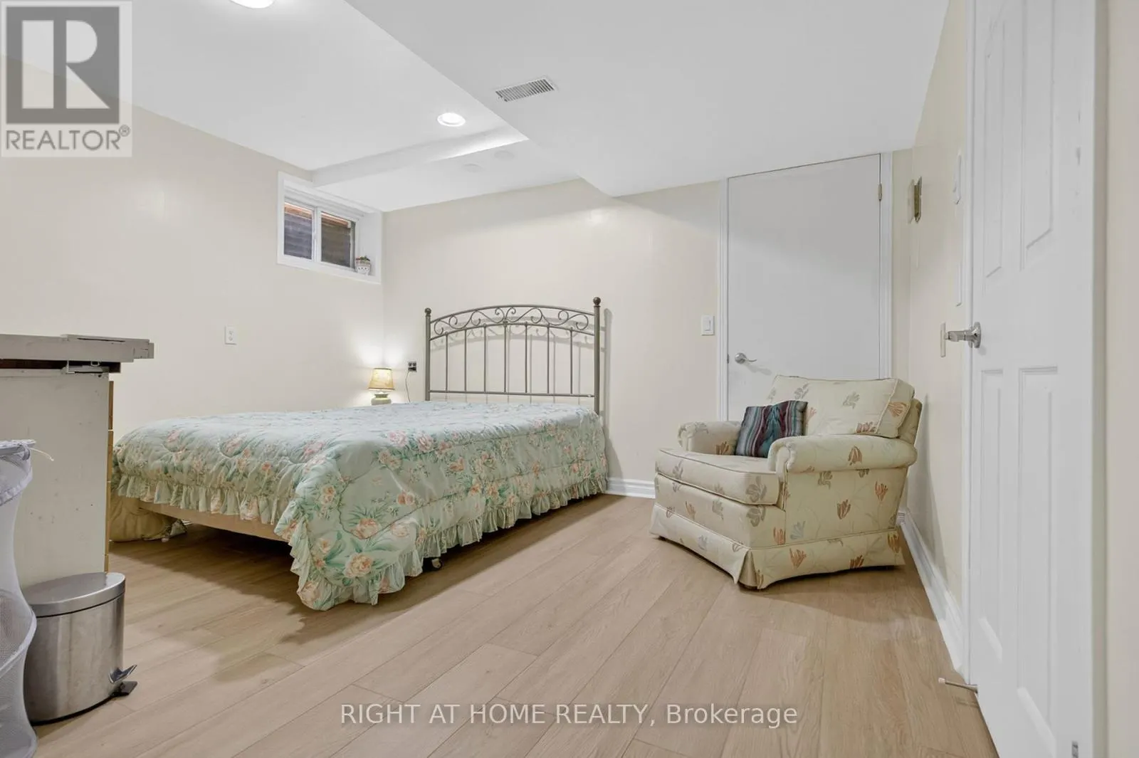 212 HOLBEACH CRESCENT