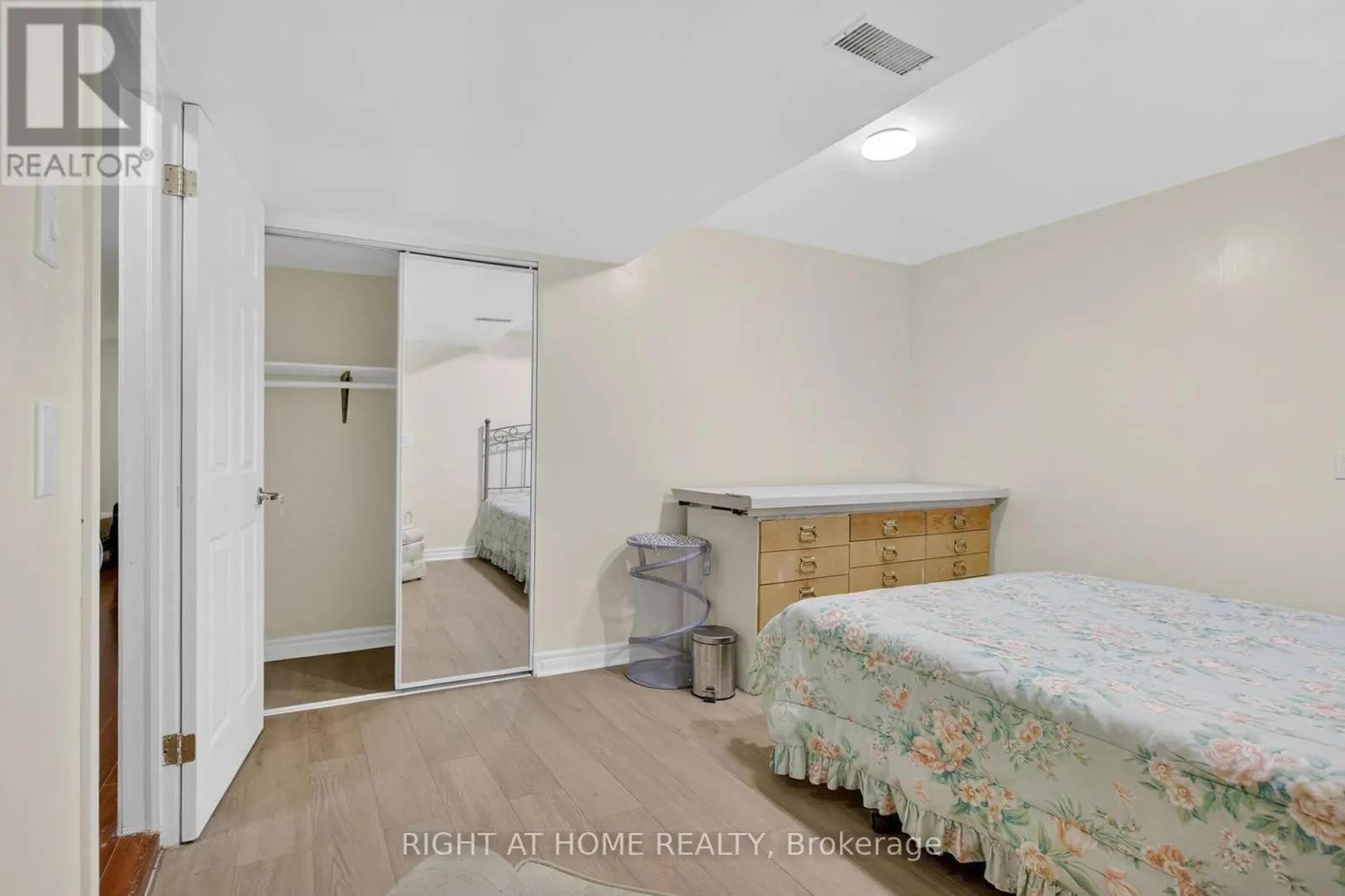 212 HOLBEACH CRESCENT