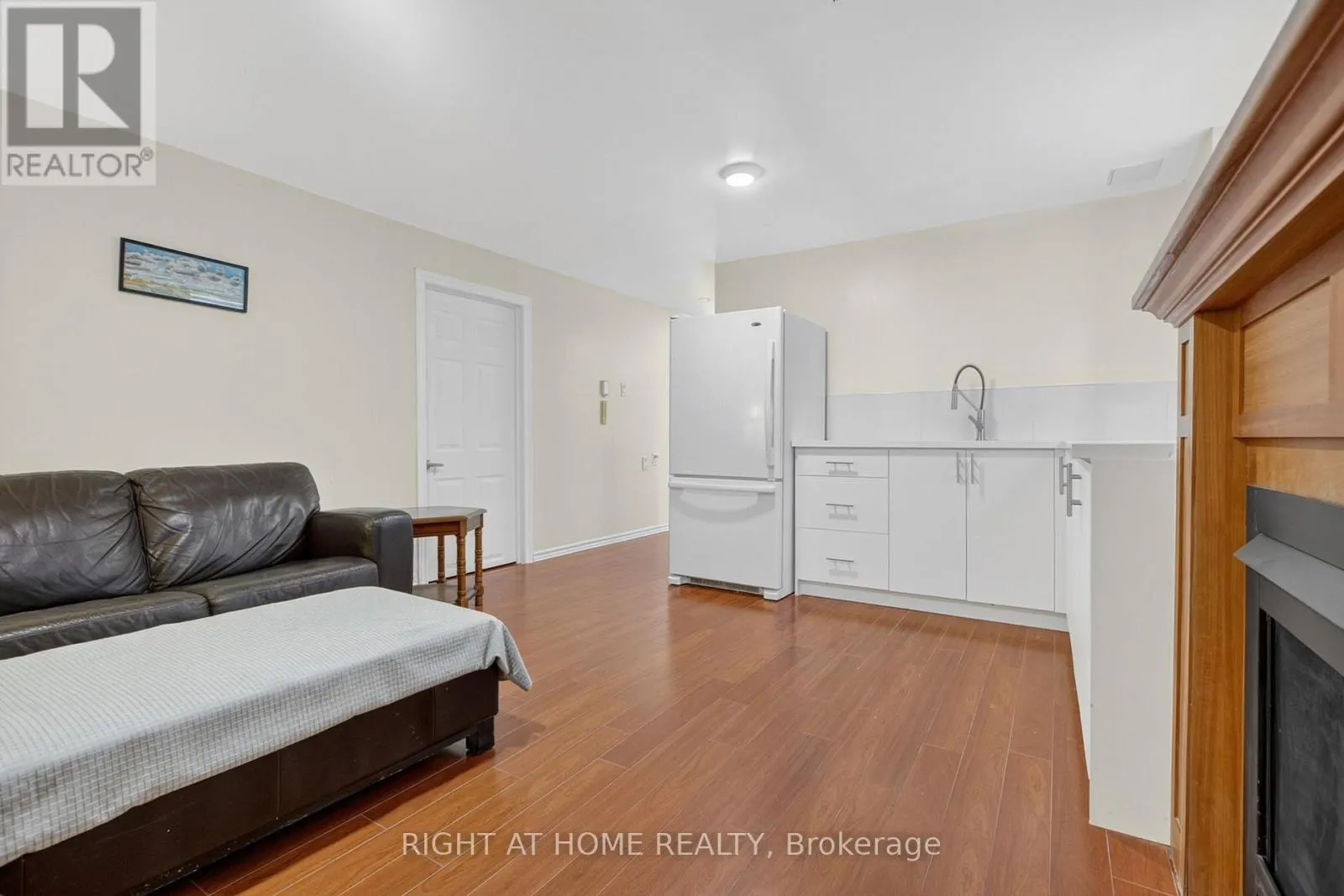 212 HOLBEACH CRESCENT