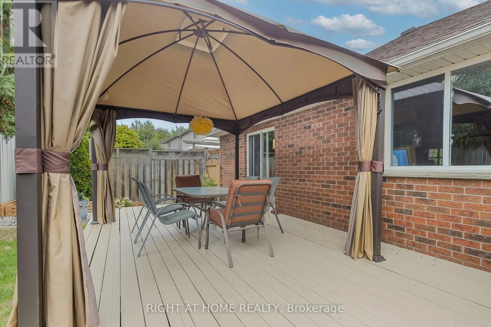 212 HOLBEACH CRESCENT