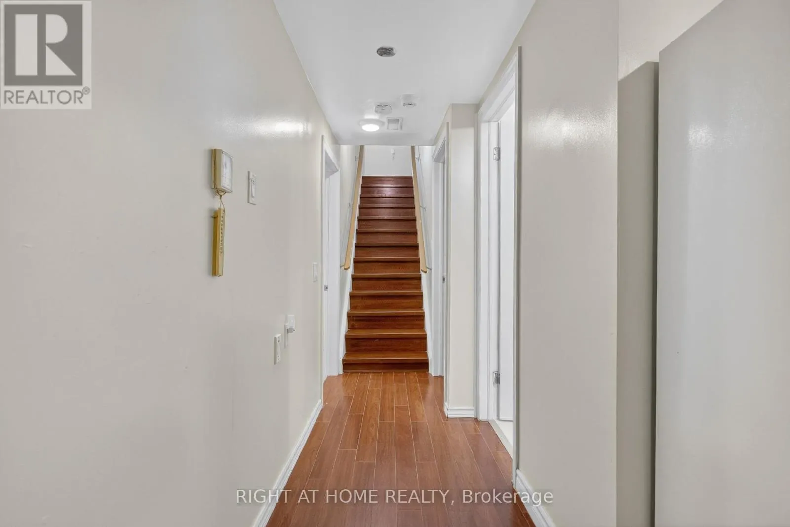 212 HOLBEACH CRESCENT