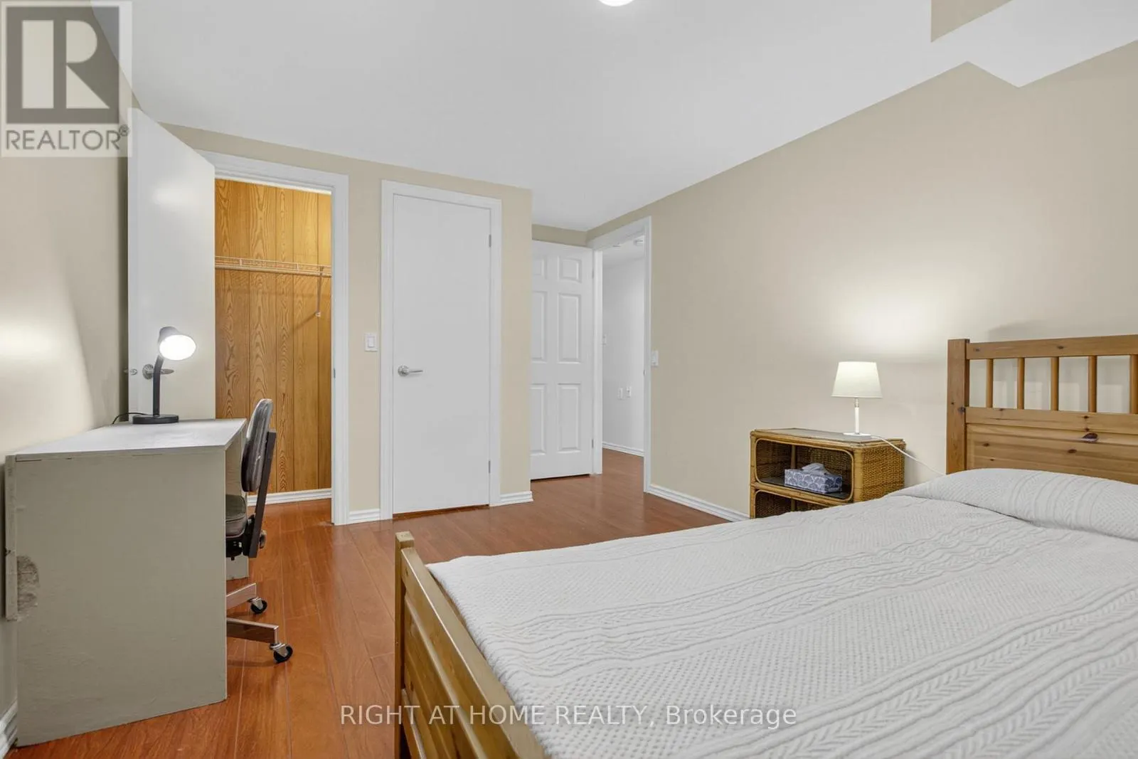 212 HOLBEACH CRESCENT