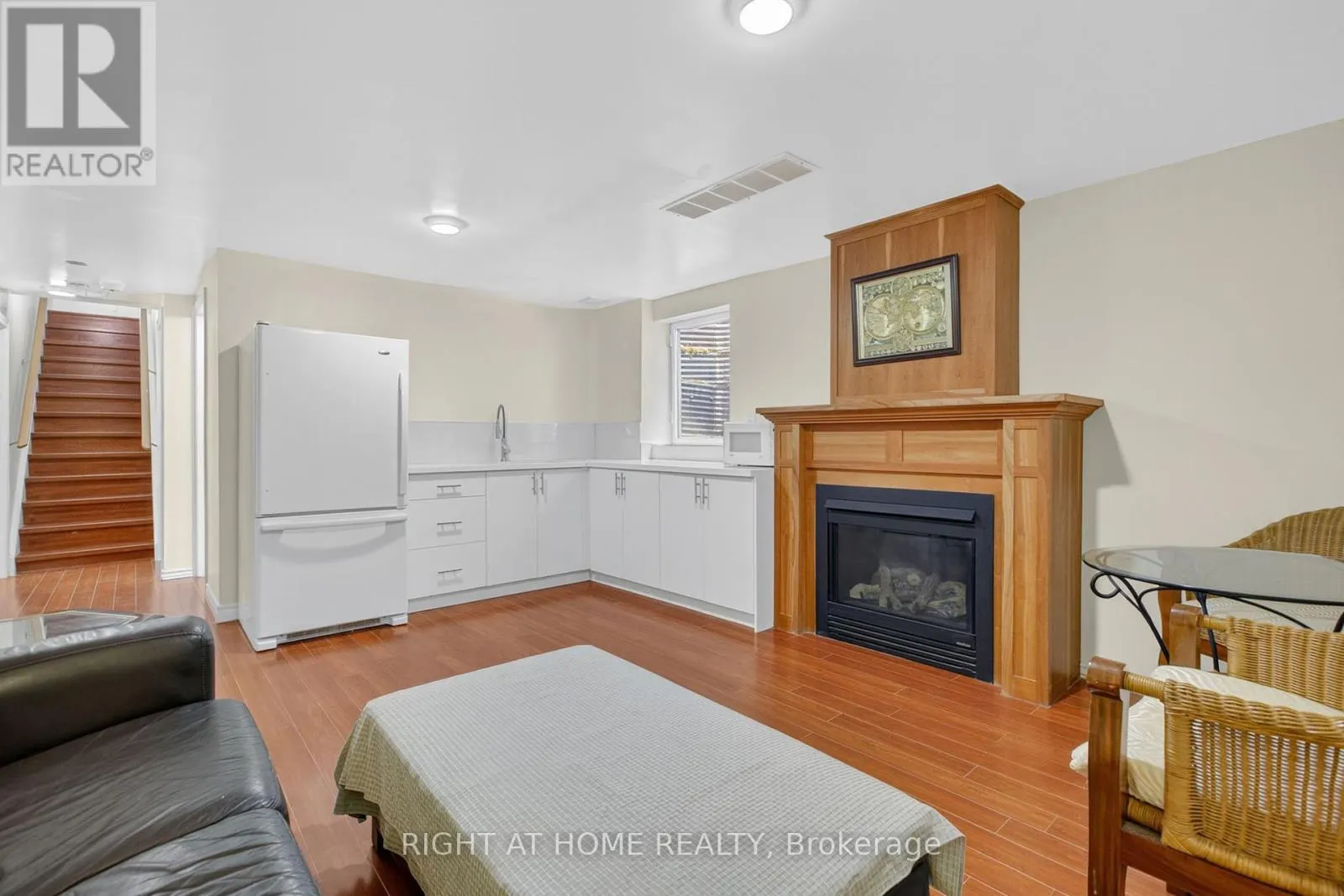 212 HOLBEACH CRESCENT