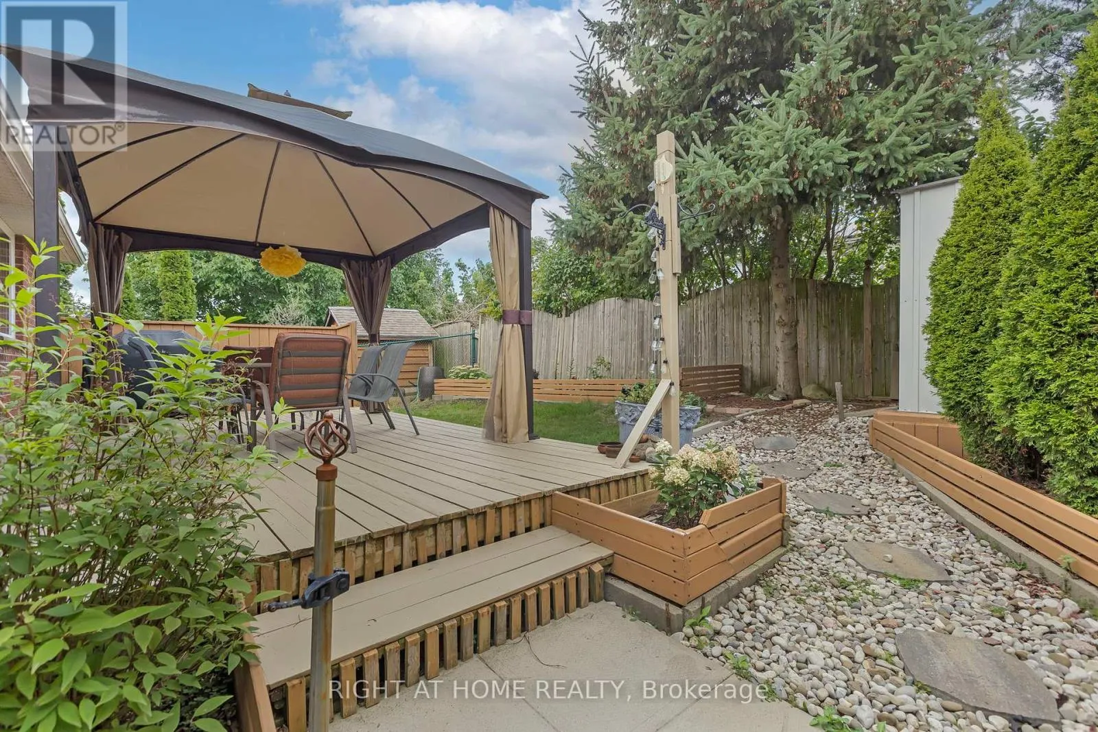 212 HOLBEACH CRESCENT