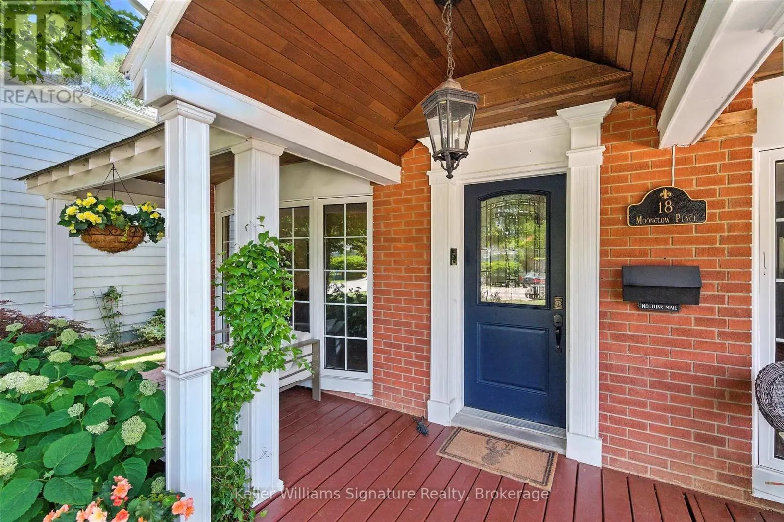 18 MOONGLOW PLACE