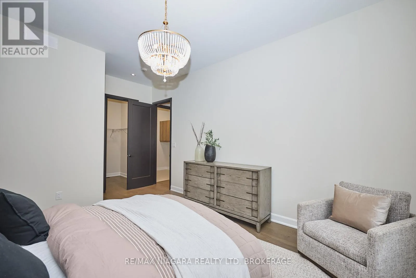 6 BUTTERNUT CRESCENT
