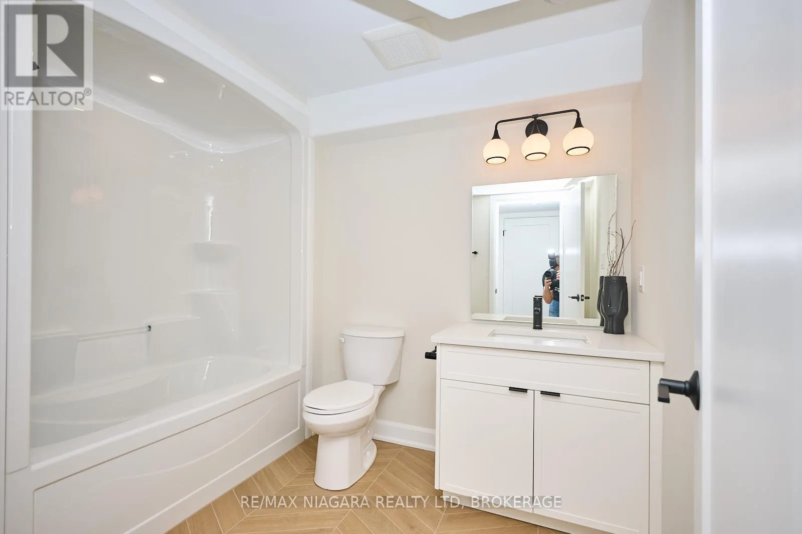 6 BUTTERNUT CRESCENT