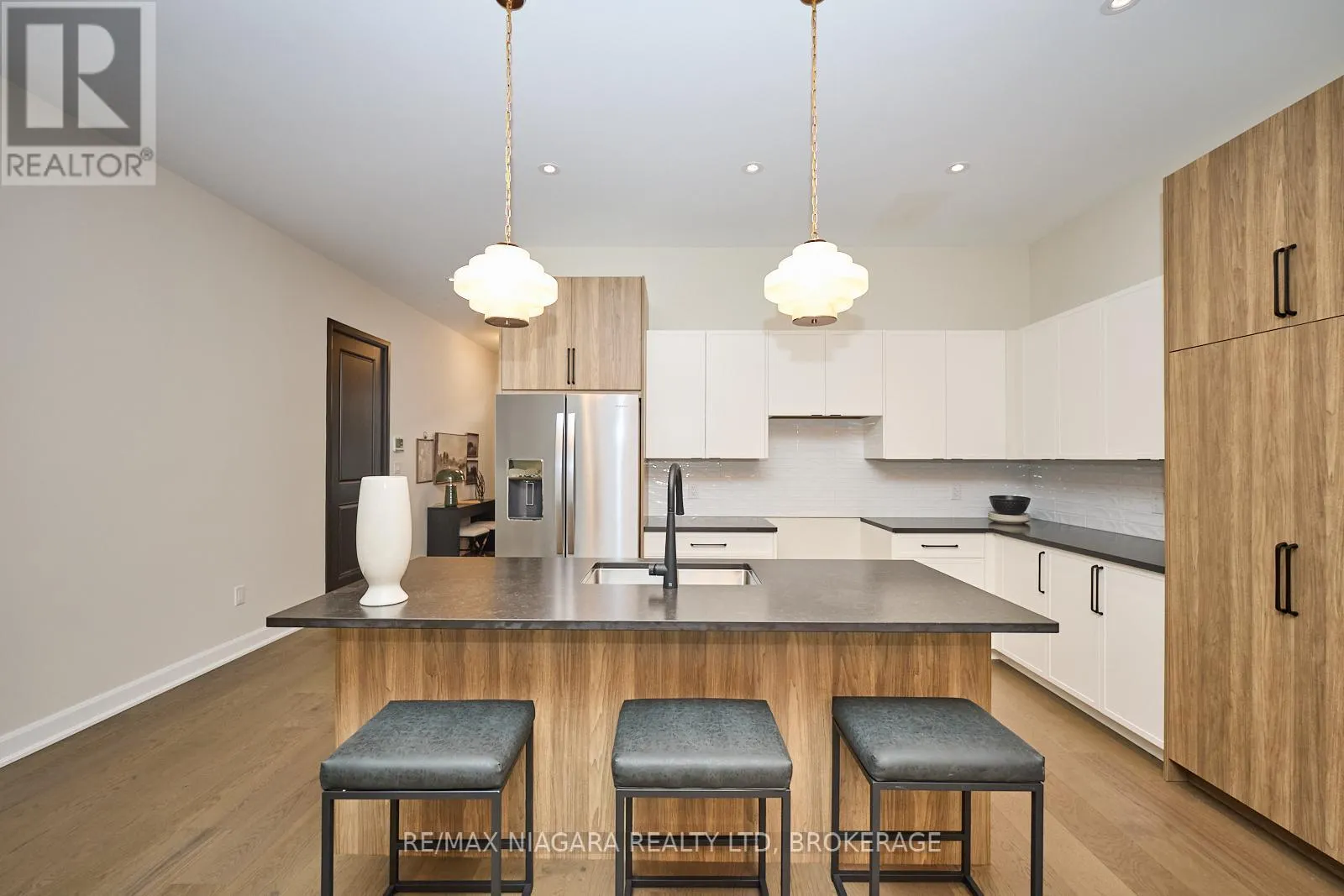 6 BUTTERNUT CRESCENT