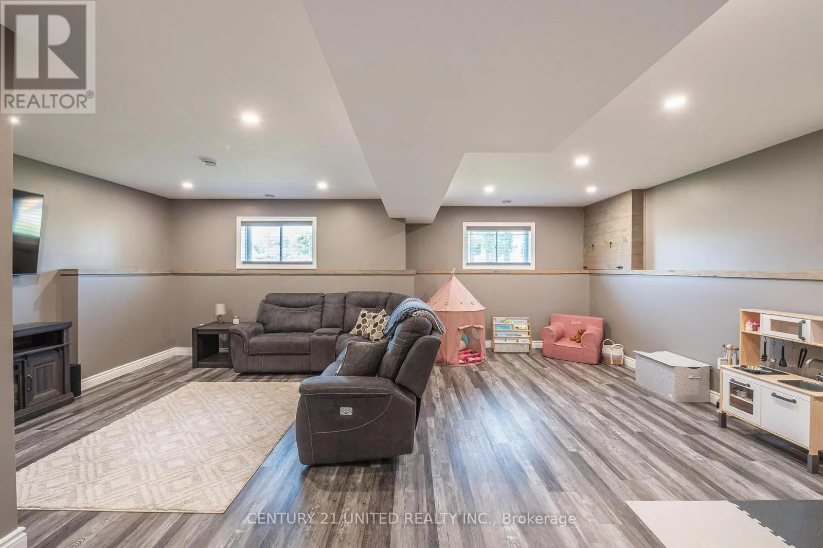102 KING STREET W