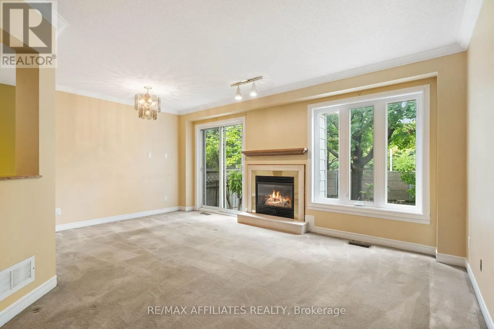 35 LOCHELAND CRESCENT