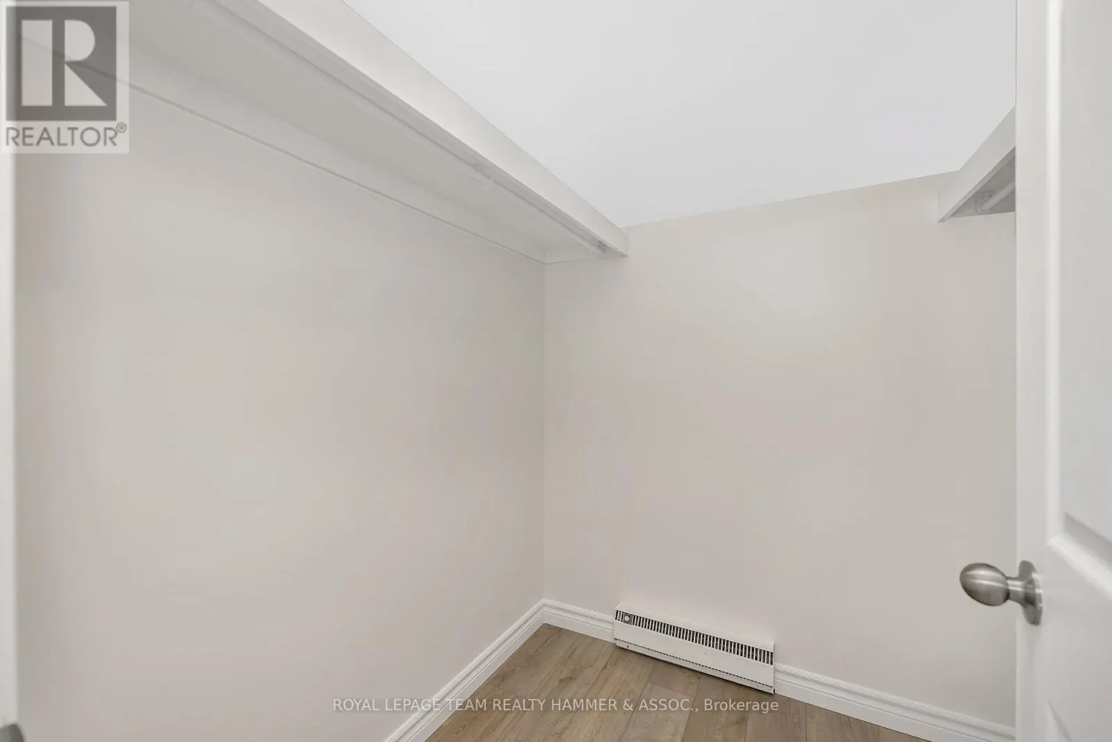 8 CHISHOLM COURT