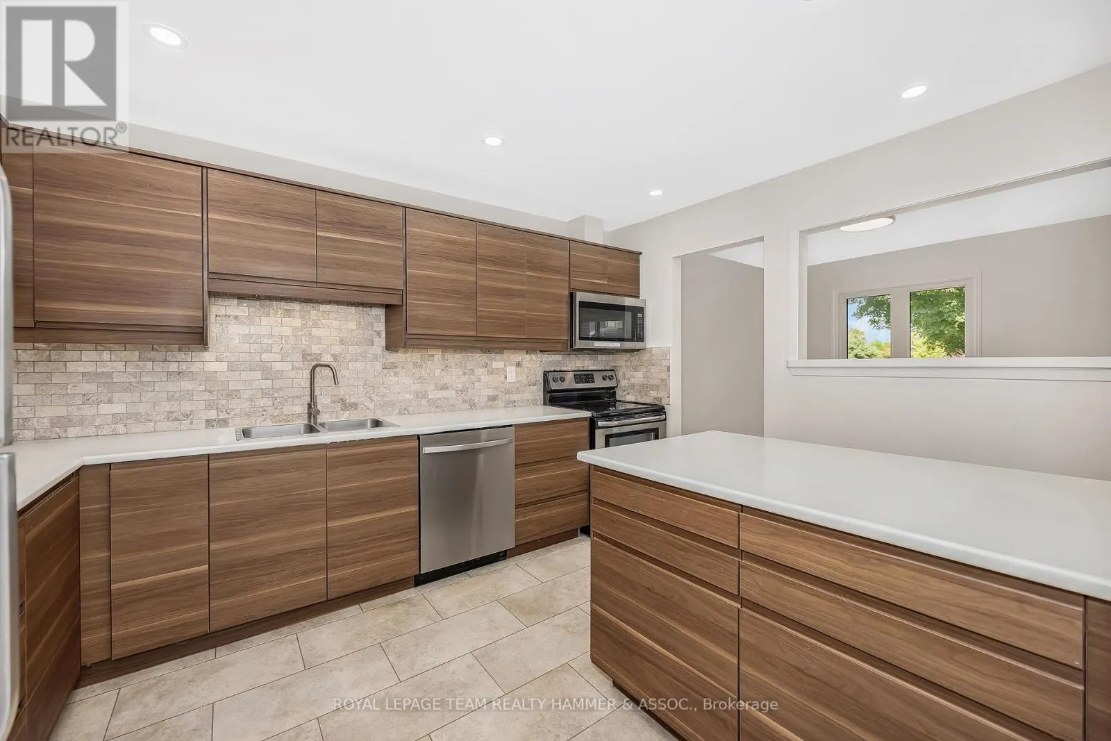 8 CHISHOLM COURT