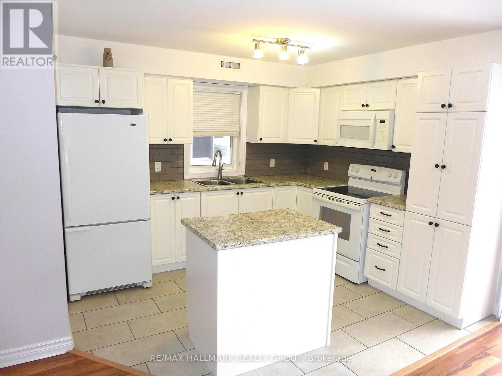 2 - 216 CARILLON STREET