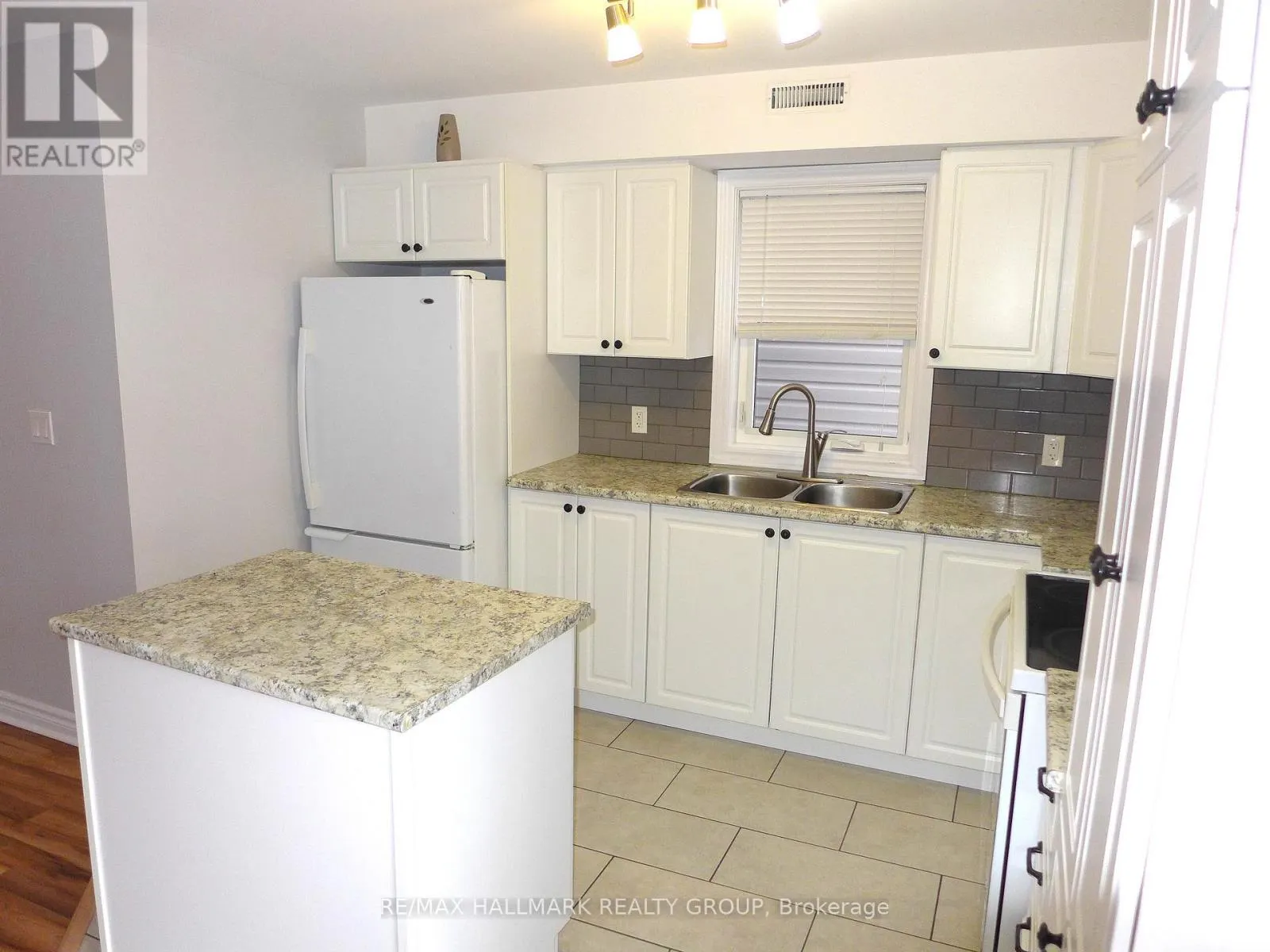 2 - 216 CARILLON STREET