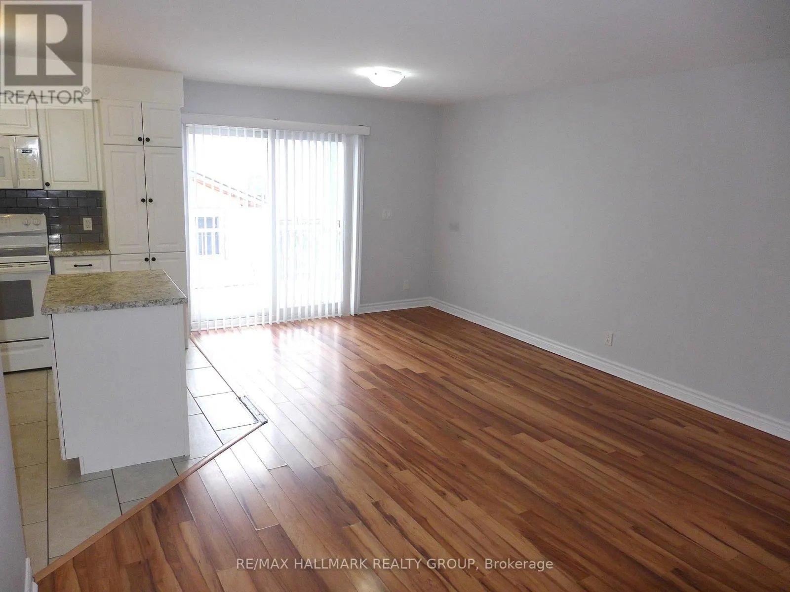 2 - 216 CARILLON STREET