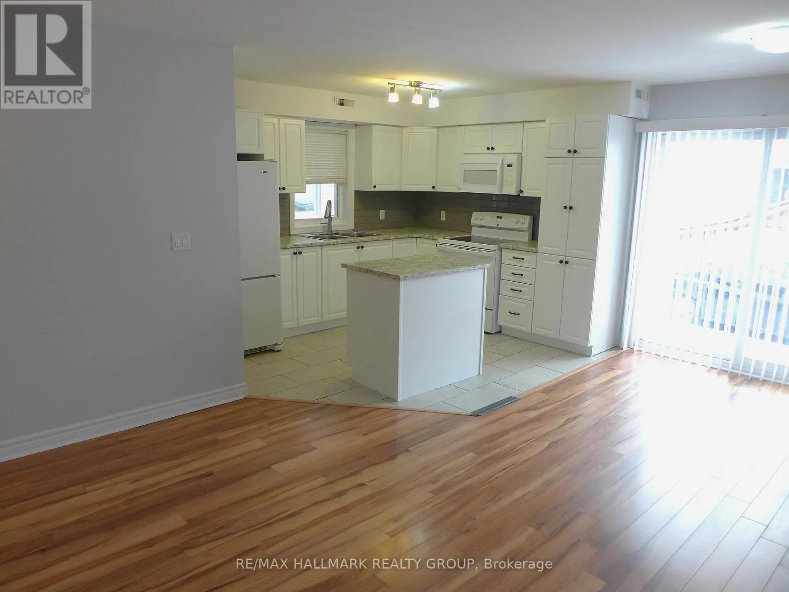2 - 216 CARILLON STREET