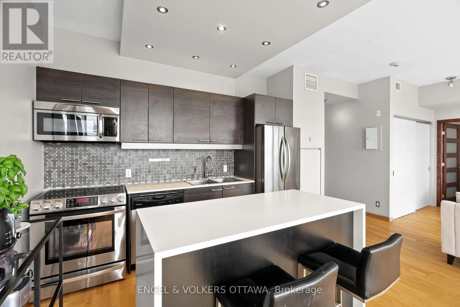 823 - 349 MCLEOD STREET