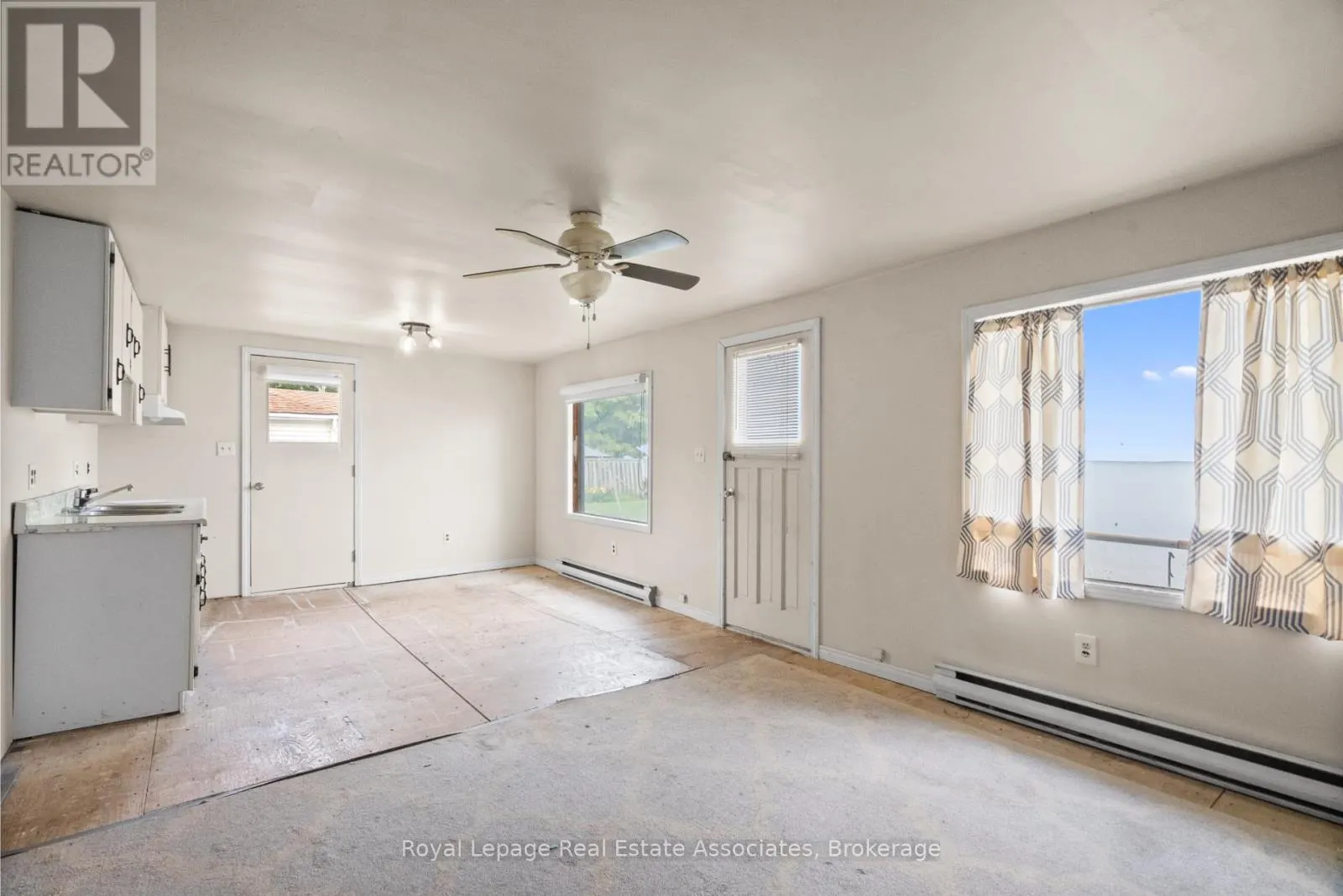 2580 LAKESHORE ROAD