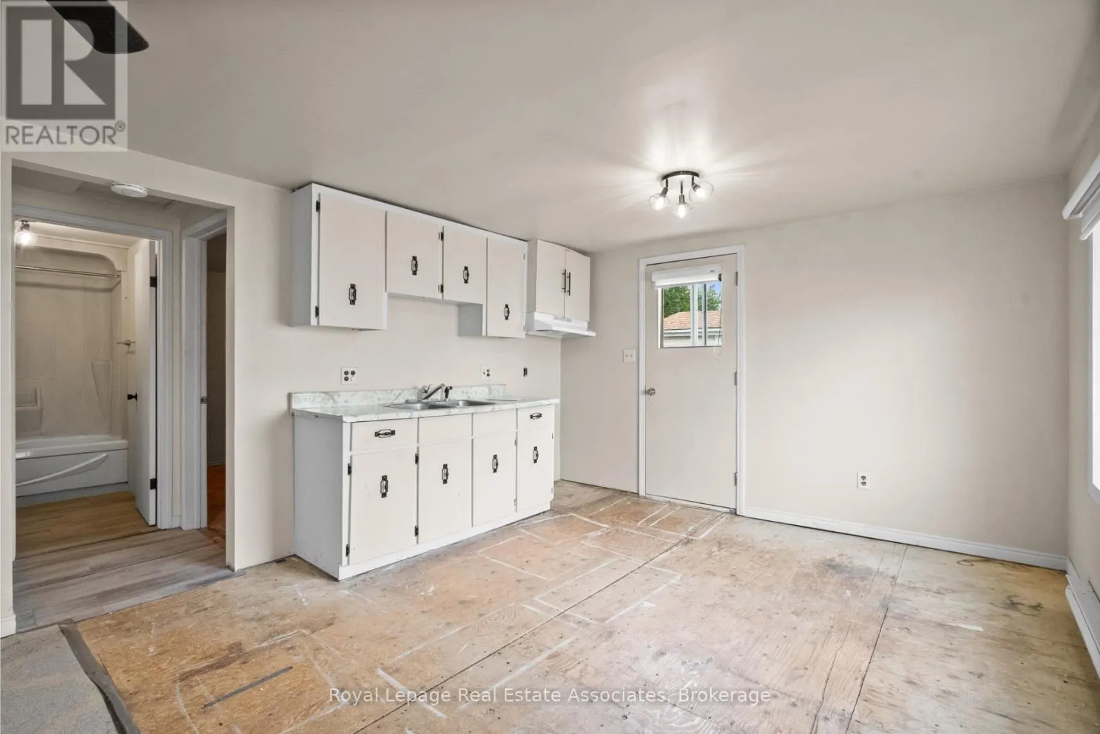 2580 LAKESHORE ROAD