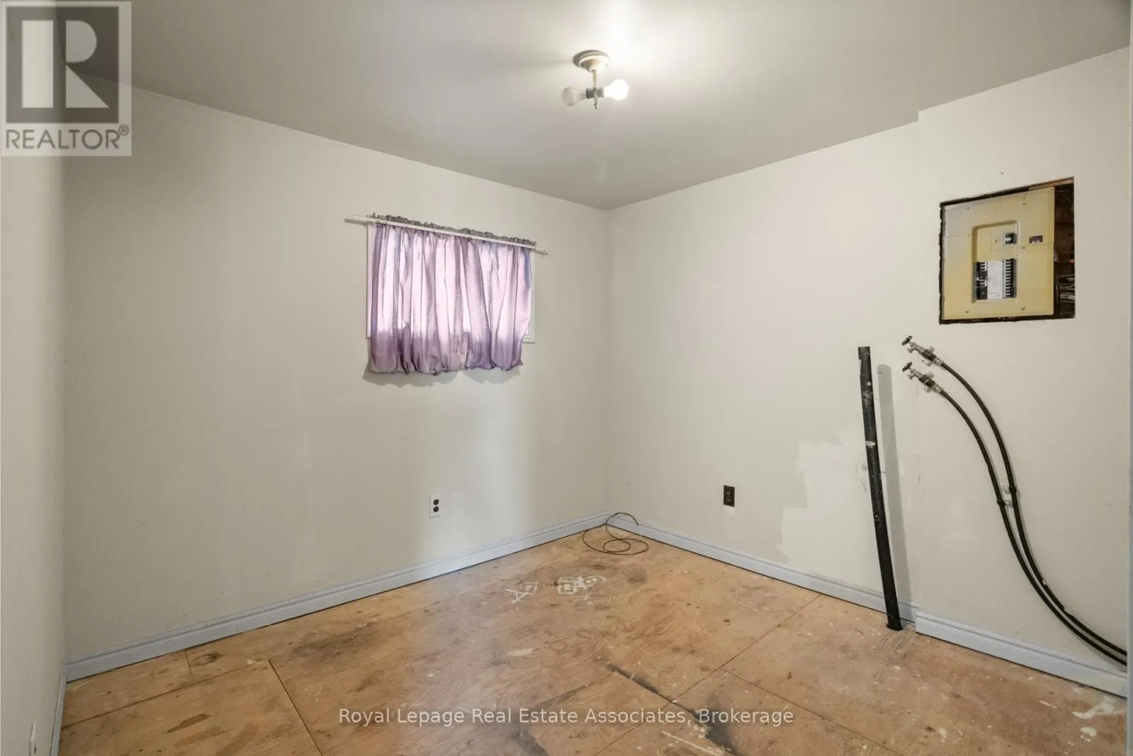 2580 LAKESHORE ROAD