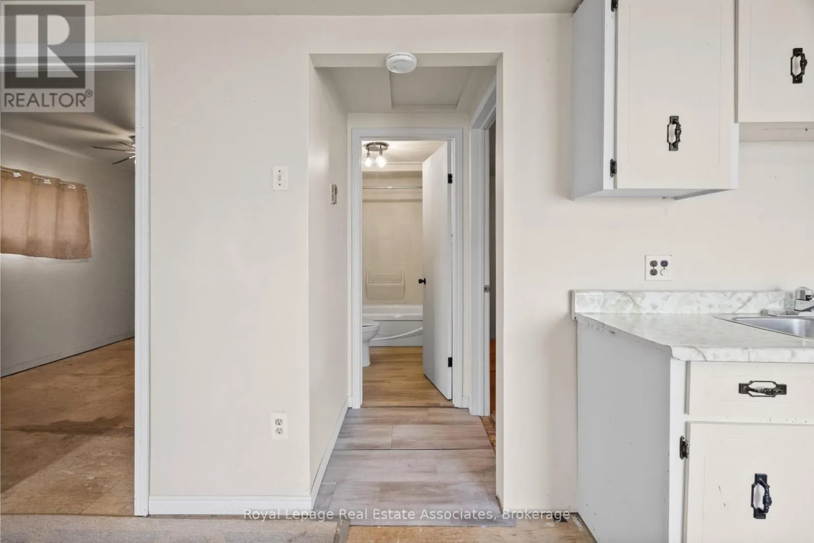 2580 LAKESHORE ROAD