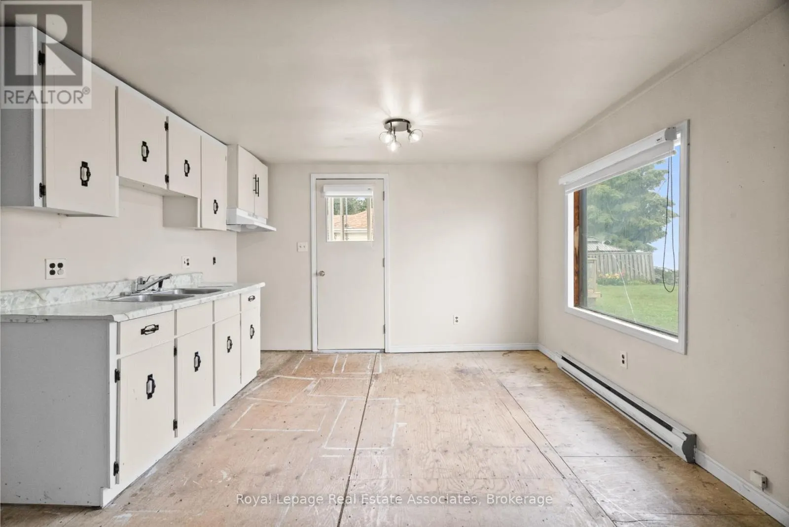 2580 LAKESHORE ROAD