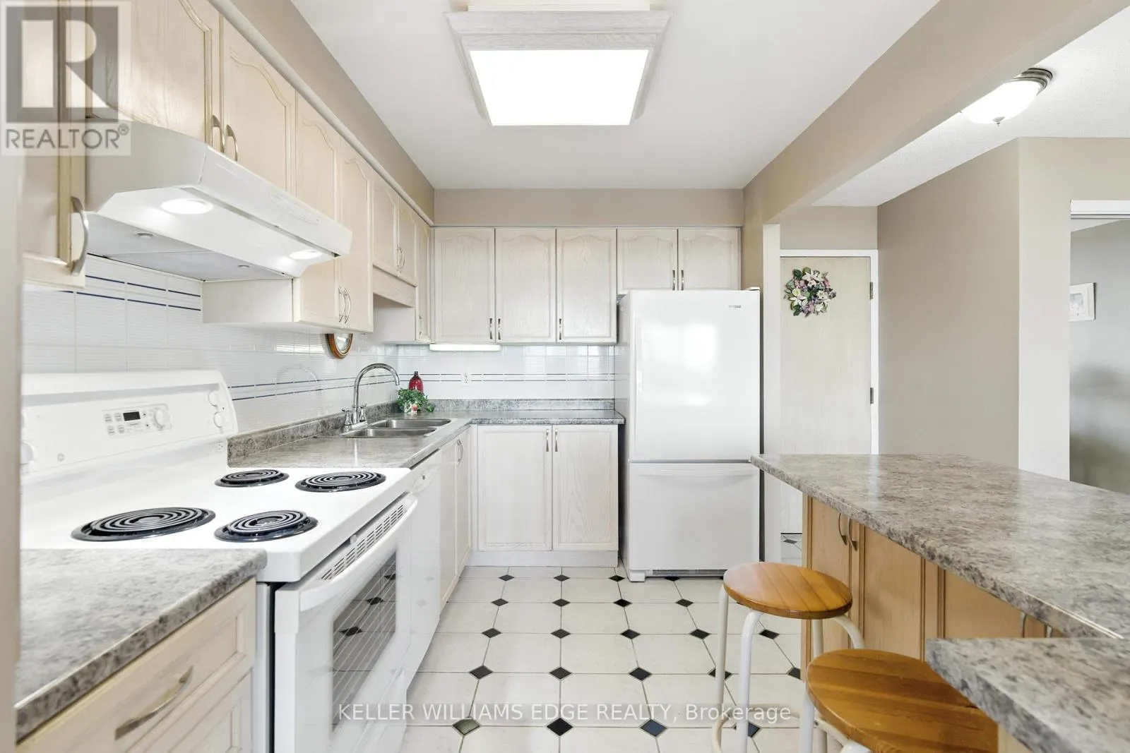 807 - 9 BONHEUR COURT