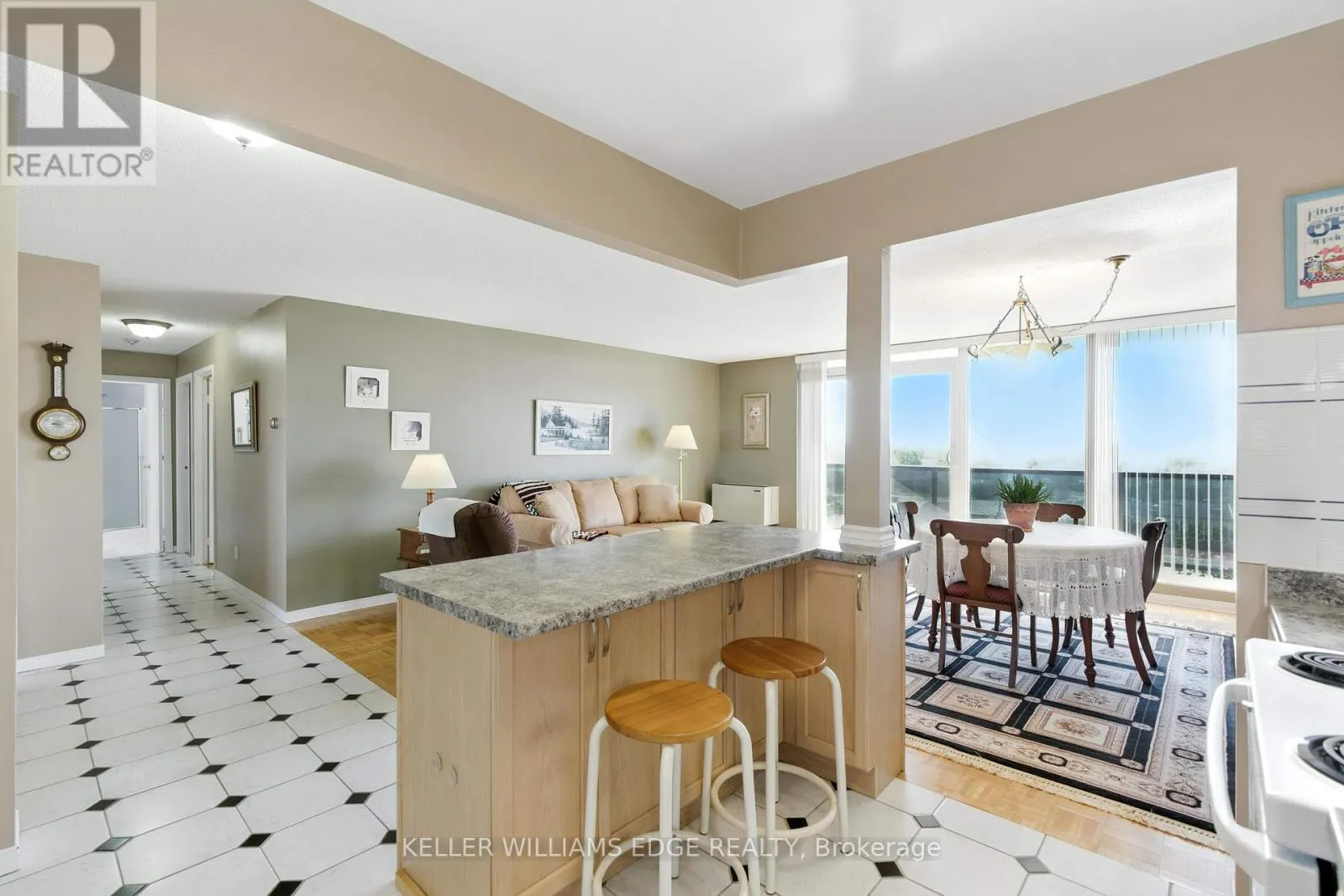 807 - 9 BONHEUR COURT