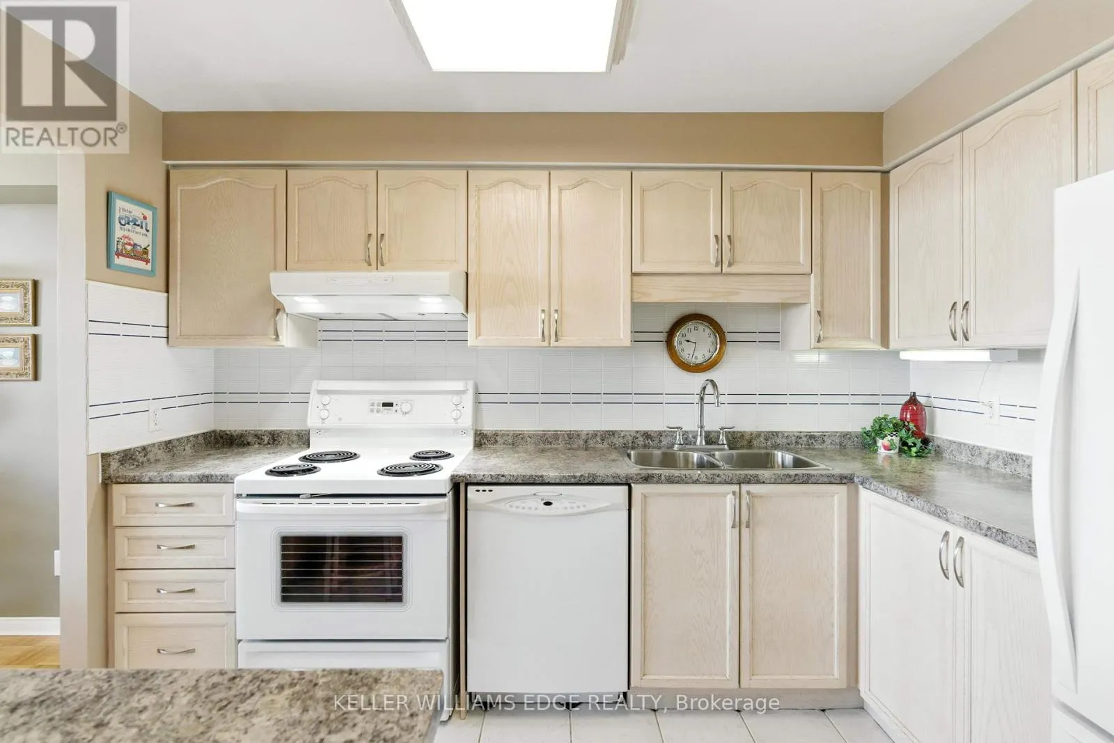 807 - 9 BONHEUR COURT