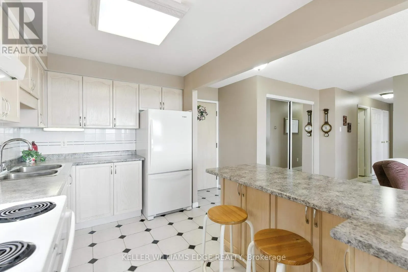 807 - 9 BONHEUR COURT