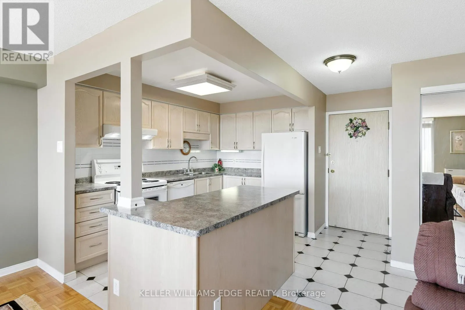 807 - 9 BONHEUR COURT