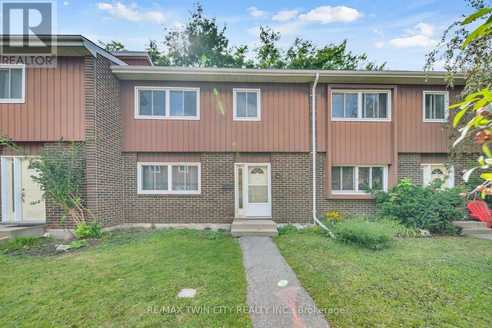 101 - 121 UNIVERSITY AVENUE E