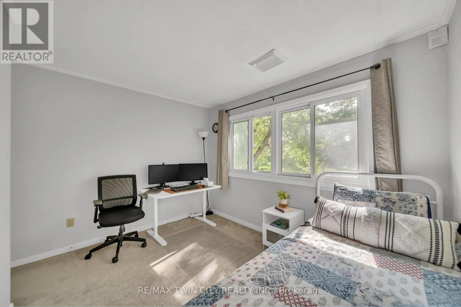 101 - 121 UNIVERSITY AVENUE E